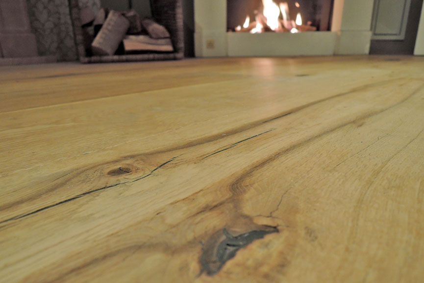 Een massief houten vloer is ideaal voor een warmte en gezellige sfeer