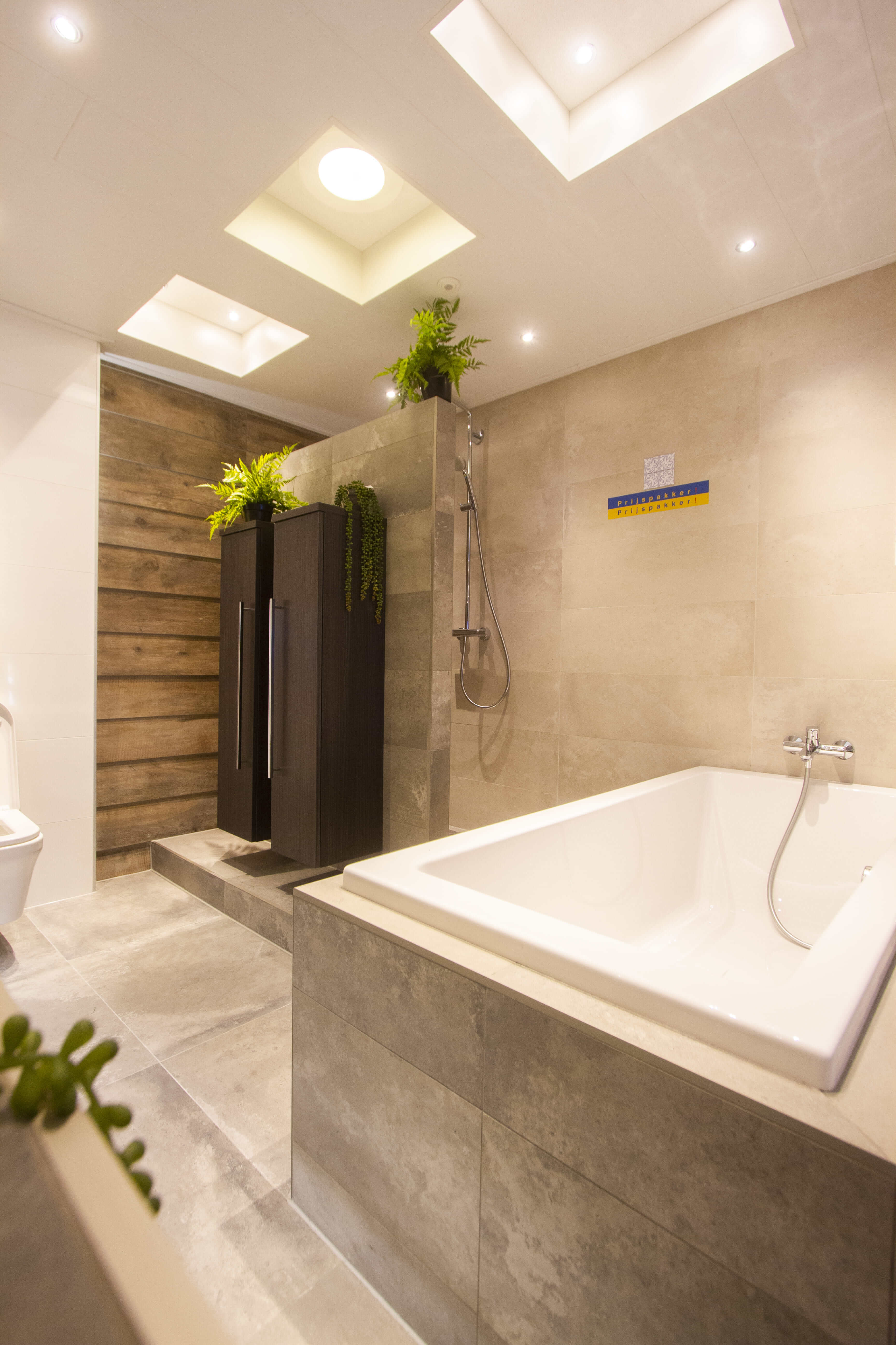 Een badkamer in landelijke stijl heeft zachte en warme kleuren