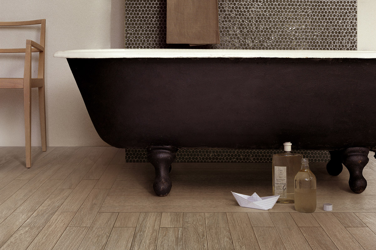 Een badkamer in landelijke stijl met een vloer van natuurlijke elementen
